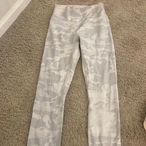 Lululemon Wunder Under 25”.